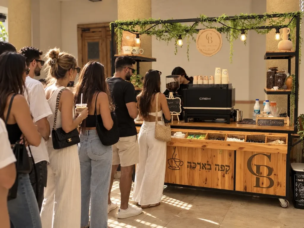 אורחים עומדים בתור לעגלת הקפה באירוע